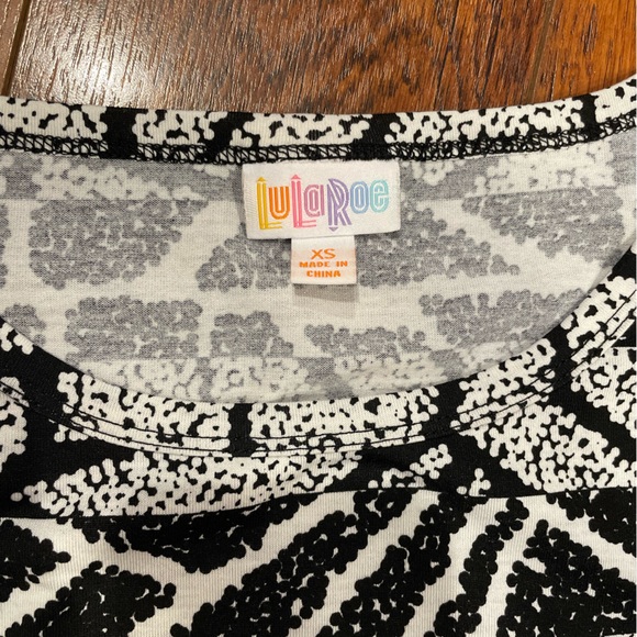 NWOT LuLaRoe Gigi Geometric T- Shirt - Picture 5 of 5
